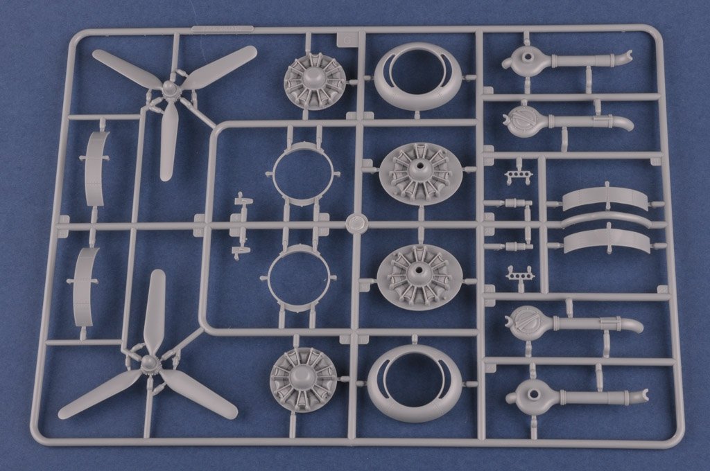 Hobby Boss 83211 B-24J Liberator 1/32 – image 19