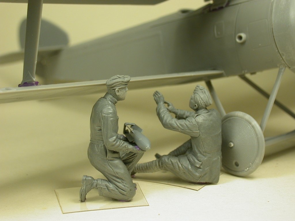 Copper State Models F32-028 RFC Air Mechanics installing the bombs 1/32 – zdjęcie 3