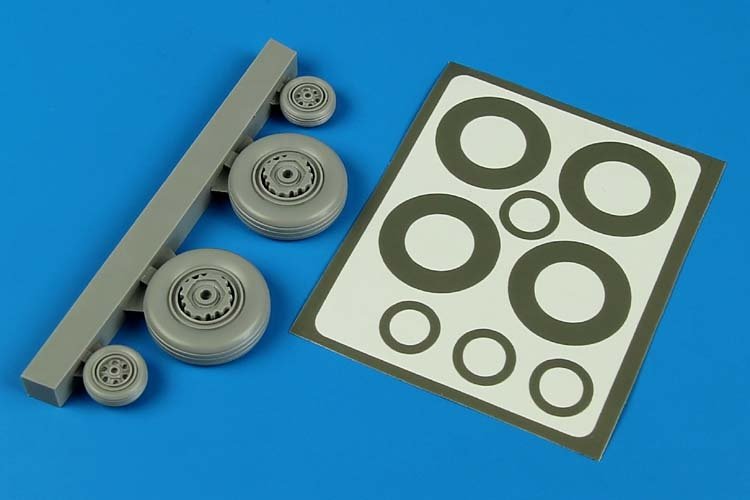 Roues et masques de peinture Aires 4593 S2F Tracker 1/48 Kinetic 
