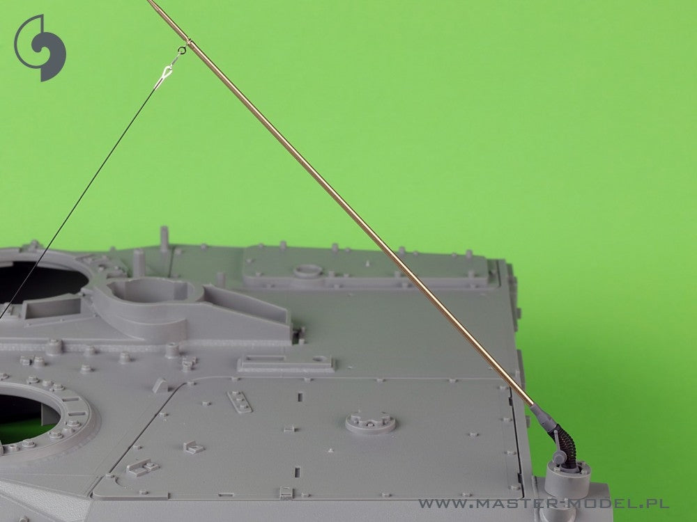 Master GM-16-008 Antena Comrod VHF3088VM - używana na czołgu Leopard 2 A7V oraz innych pojazdach (2 szt.) - wersja UGIĘTA 1/16