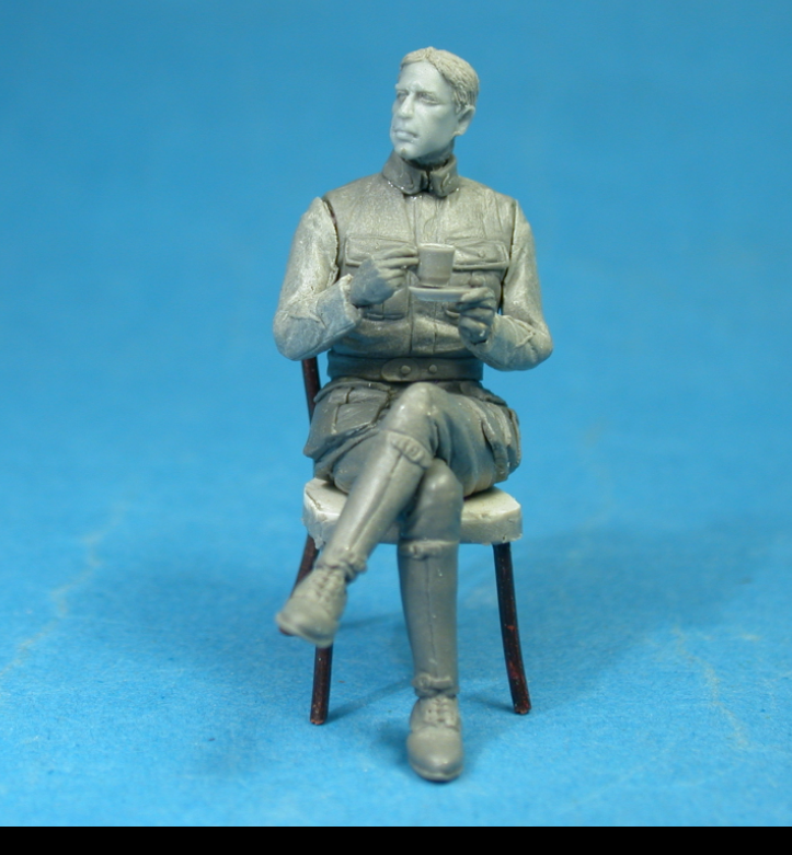 Maquette Copper State Models F32-050 : Aviateur français prenant un café avec un croissant, échelle 1/32