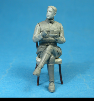 Maquette Copper State Models F32-050 : Aviateur français prenant un café avec un croissant, échelle 1/32