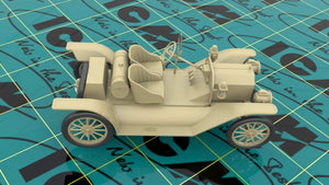 ICM 24026 Modèle T Speedster 1913 avec pilotes de voitures de sport américaines 1/24 – image 2
