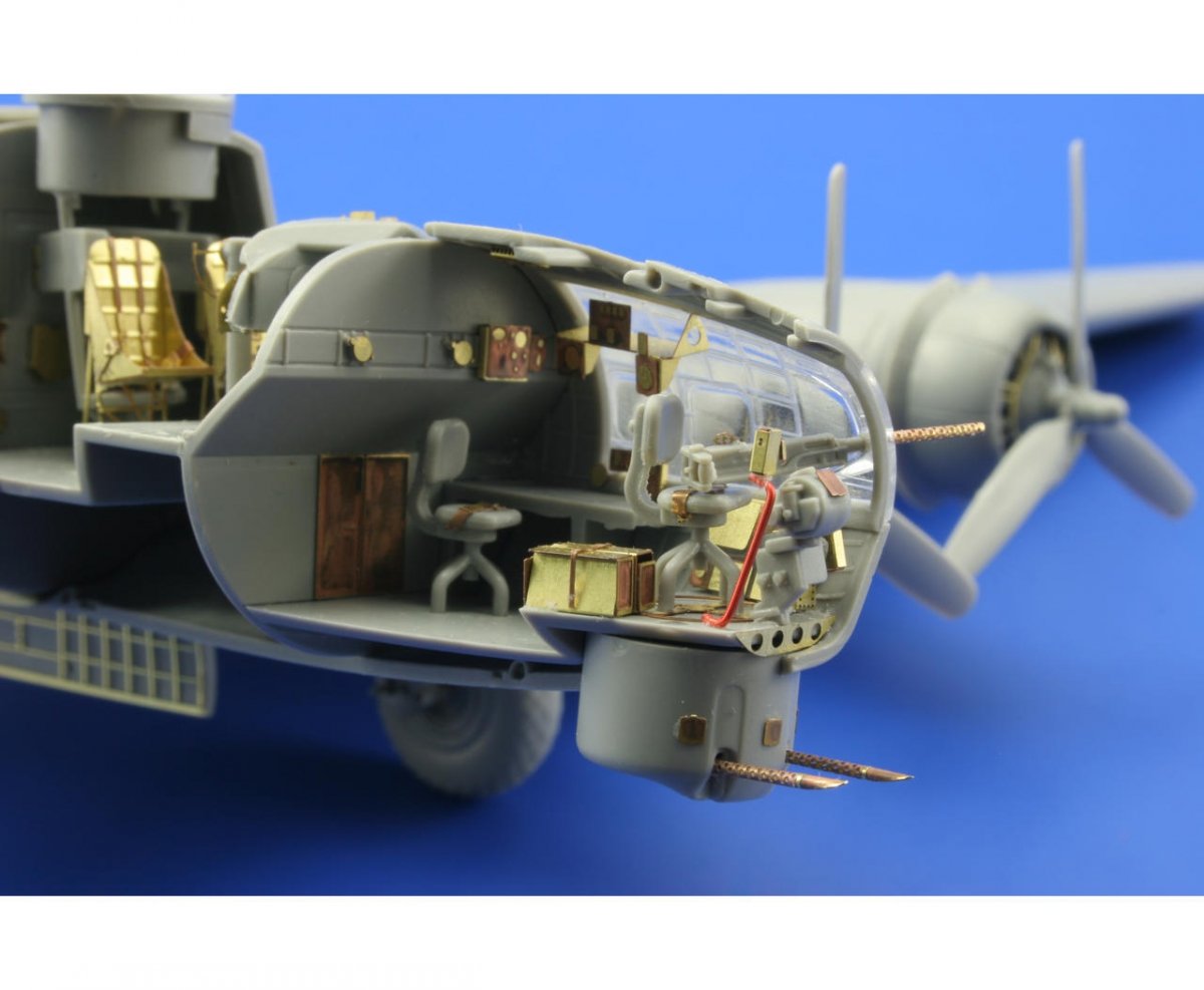 Intérieur avant du B-17G Eduard 73382, échelle 1/72, Revell – immagine 3