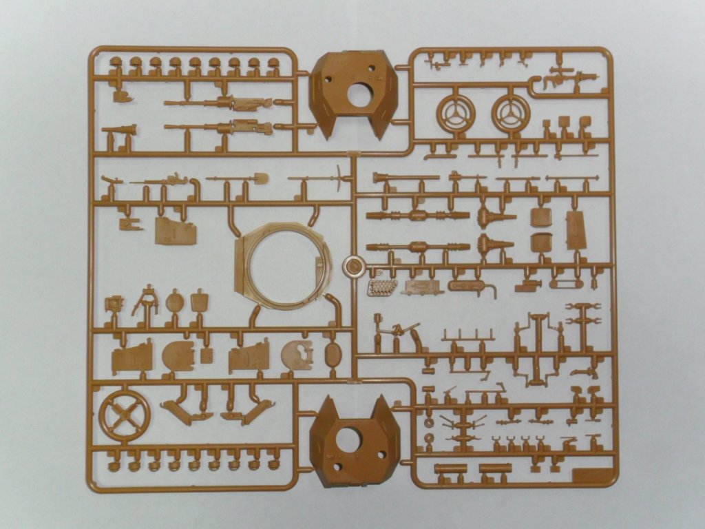ICM 35382 P 204 (f) avec équipage de véhicule blindé allemand (1/35) – image 2