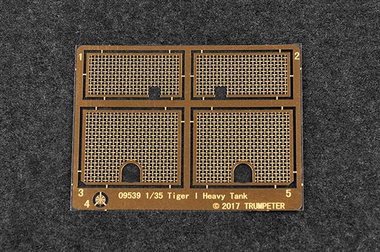 Trumpeter 09540 Pz.Kpfw.VI Ausf.E Sd.Kfz.181 Tiger I (production tardive) avec Zimmerit (1/35) – image 17