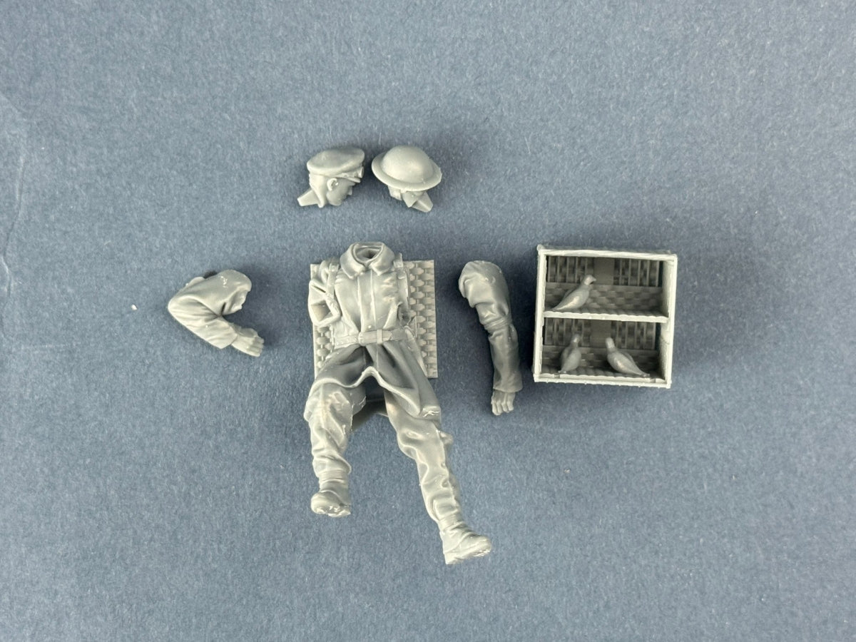 Copper State Models F32-063 British Dispatch Rider with a basket of pigeons (Motorcycle not included) 1/32 – zdjęcie 3
