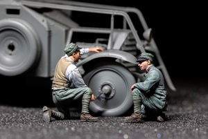 Copper State Models F35-025 Équipage d&amp;#39;une voiture blindée italienne changeant un pneu 1/35 – image 2