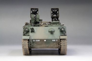 Fine Molds FM54 Véhicule blindé de transport de troupes Type 60 des Forces d&amp;#39;autodéfense terrestres japonaises avec MAT 1/35 – image 6