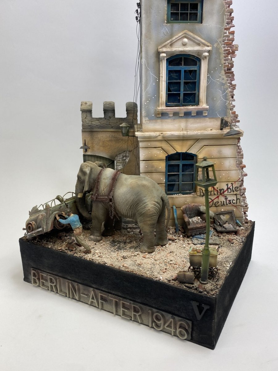 RT-Diorama 35025 Socle de diorama : Maison de ville allemande 1/35 – immagine 4