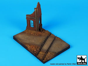 Black Dog D72018 Maison en ruine avec passage à niveau (socle) 1/72 – immagine 4