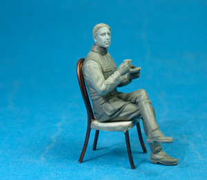 Maquette Copper State Models F32-050 : Aviateur français prenant un café avec un croissant, échelle 1/32 – image 2