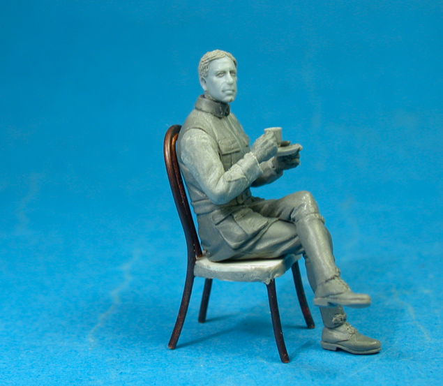 Maquette Copper State Models F32-050 : Aviateur français prenant un café avec un croissant, échelle 1/32 – image 2
