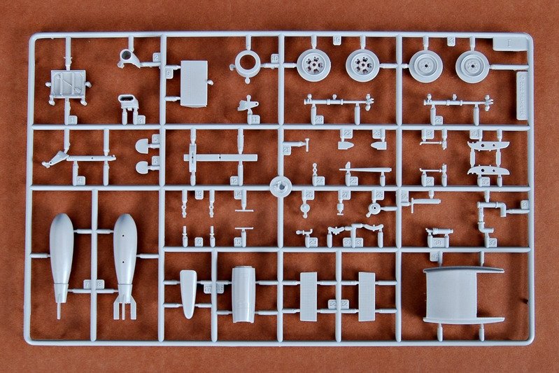 Trumpeter 02413 Spitfire MK.VI 1/24 – imagen 15