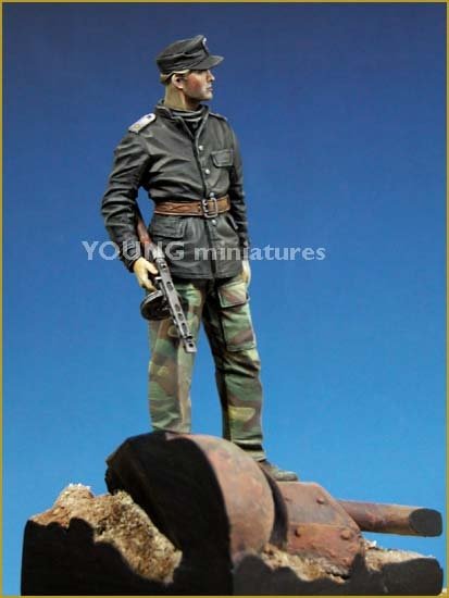 Young Miniatures YM9001-B Officier SS Panzer avec socle de mantelet T-34 90 mm – image 2