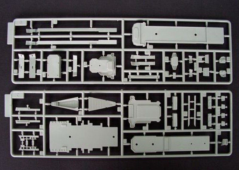 Trumpeter 05710 URSS Navy P. Velikiy Battle Cruiser 1/700 – image 5