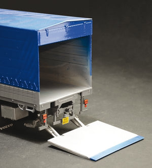 Italeri 3945 VOLVO F16 Globetrotter Camion bâché avec ascenseur 1/24 – immagine 14