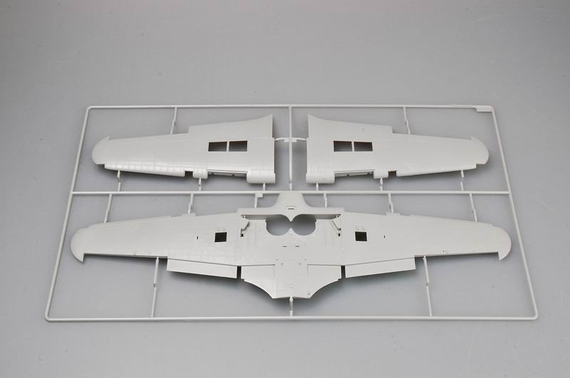 Trumpeter 02417 Hurricane Mk II D/Trop 1/24 – immagine 2