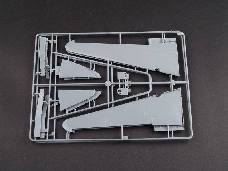 Trumpeter 02829 C-48C Skytrain Avion de transport (1/48)  – Bild 2