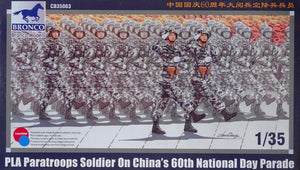 Bronco CB35063 Soldats parachutistes de l&amp;#39;Armée populaire de libération lors du défilé du 60e anniversaire de la fête nationale chinoise, échelle 1/35