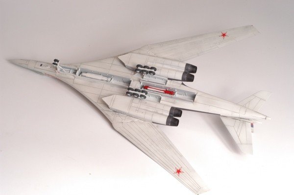 Zvezda 7002 Bombardier stratégique supersonique russe Tu-160 (1/144) – Bild 4