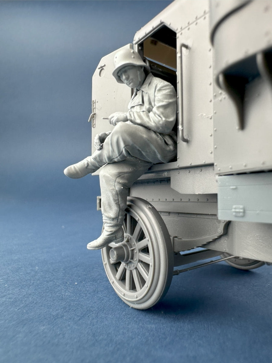 Copper State Models F35-052 Membre d&amp;#39;équipage de voiture blindée allemande en combinaison gris anthracite 1/35 – immagine 3