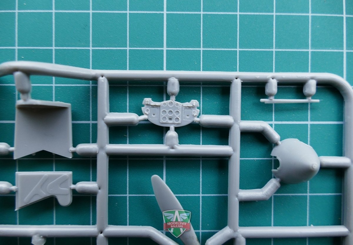 Modelsvit 4802 Yak-1 chasseur soviétique sur skis 1/48 – image 4
