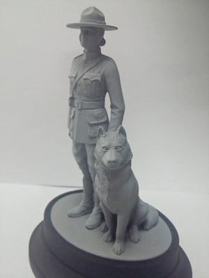 ICM 16008 Gendarmerie féminine de la GRC avec chien (1/16) – image 3
