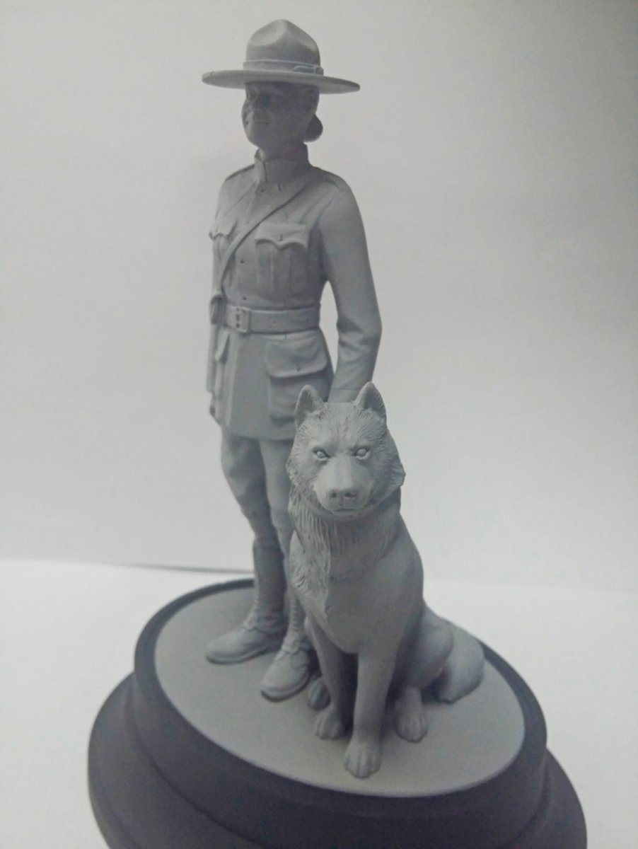 ICM 16008 Gendarmerie féminine de la GRC avec chien (1/16) – image 3