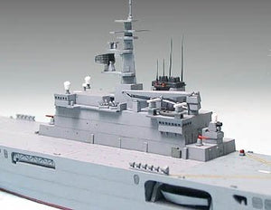 Tamiya 31003 Force de défense japonaise LST-4001 Ohsumi 1/700 – image 3