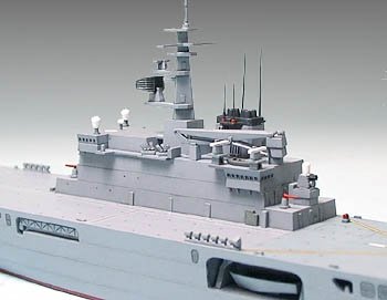 Tamiya 31003 Force de défense japonaise LST-4001 Ohsumi 1/700 – image 3