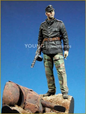 Young Miniatures YM9001-B Officier SS Panzer avec socle de mantelet T-34 90 mm