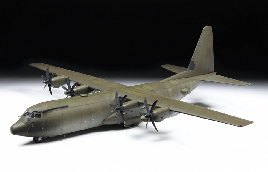 Zvezda 7324 Avion de transport militaire américain C-130J-30 1/72 – image 4
