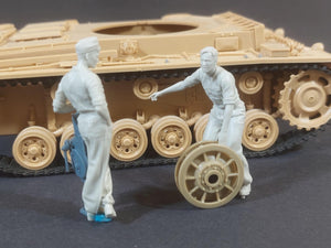 Panzer Art FI35-240 Mécanicien de char allemand au travail, ensemble 1/35 – Bild 3