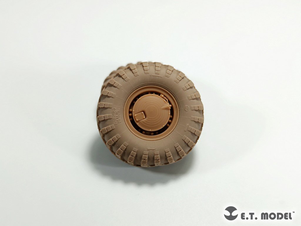 ET Model P35-128 Roues affaissées pour le kit Trumpeter 1/35 du BTR-70 APC russe  – image 3