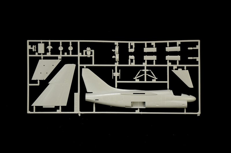 Italeri 1411 A-7E CORSAIR II 1/72 – zdjęcie 3