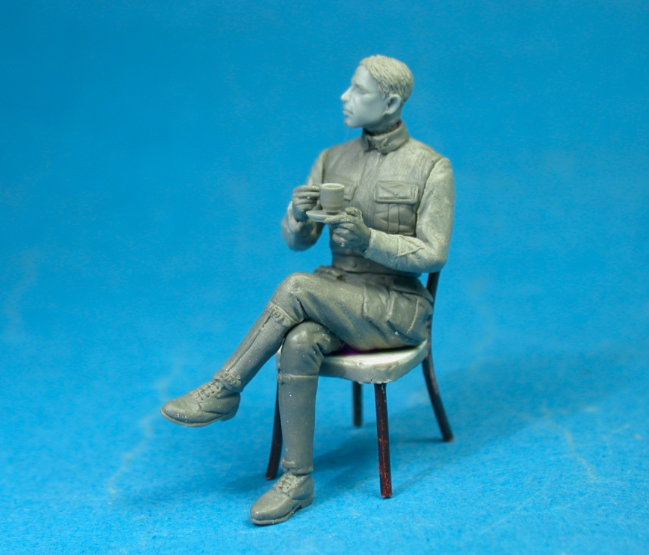 Maquette Copper State Models F32-050 : Aviateur français prenant un café avec un croissant, échelle 1/32 – image 3