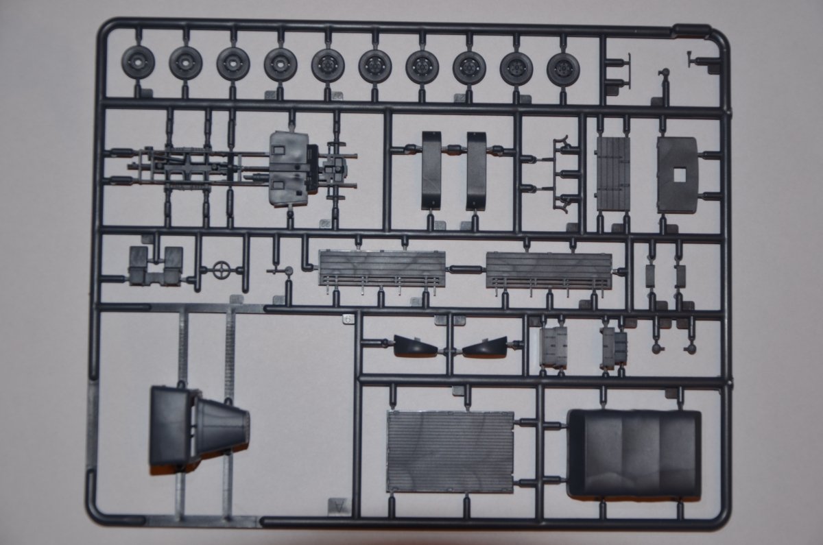 Camion de camping-car Praga PL030 First to Fight (1/72) – image 4