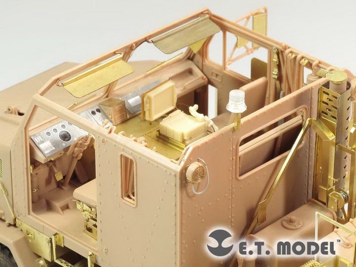 Intérieur du tracteur routier moderne américain M1070 ET Model E35-132 (pour HOBBY BOSS 85502) (1/35) – image 2