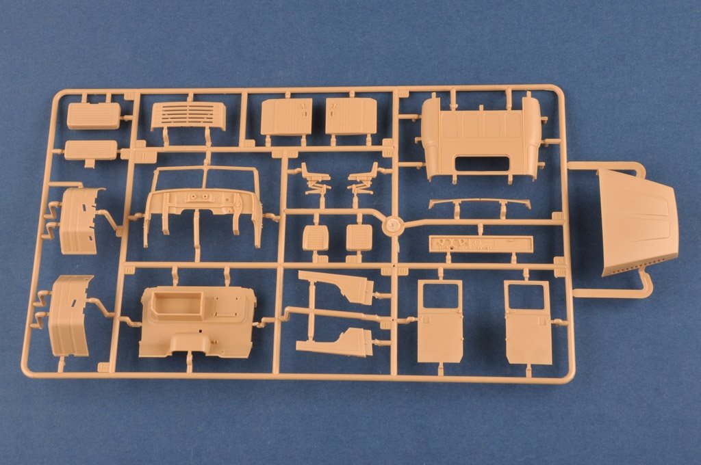 Hobby Boss 85523 Tracteur russe KrAZ-260B avec semi-remorque MAZ/ChMZAP-5247G 1/35 – image 11