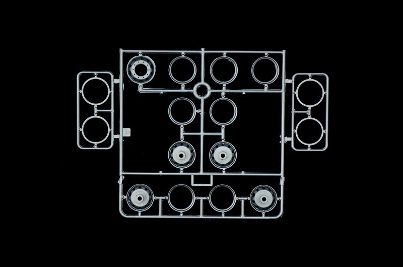 Italeri 3925 FREIGHTLINER FLD 120 SPÉCIAL (1/24) – image 6