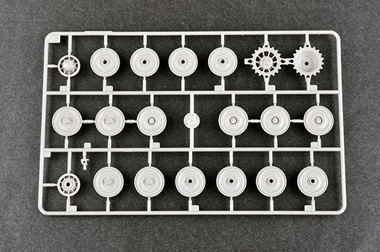 Trumpeter 09540 Pz.Kpfw.VI Ausf.E Sd.Kfz.181 Tiger I (production tardive) avec Zimmerit (1/35) – image 10