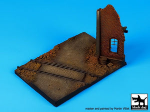 Black Dog D72018 Maison en ruine avec passage à niveau (socle) 1/72 – immagine 3