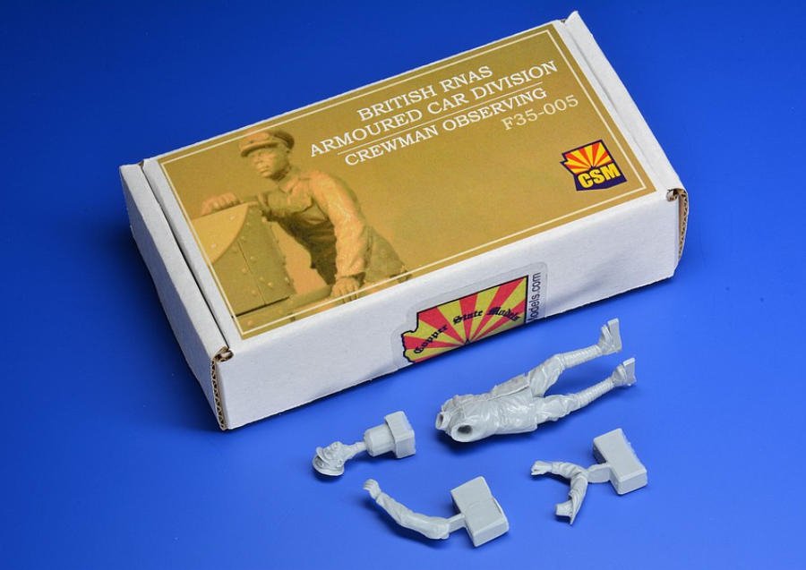 Modèle réduit Copper State Models F35-005 : Membre d'équipage d'une division de véhicules blindés de la RNAS britannique observant, échelle 1/35 