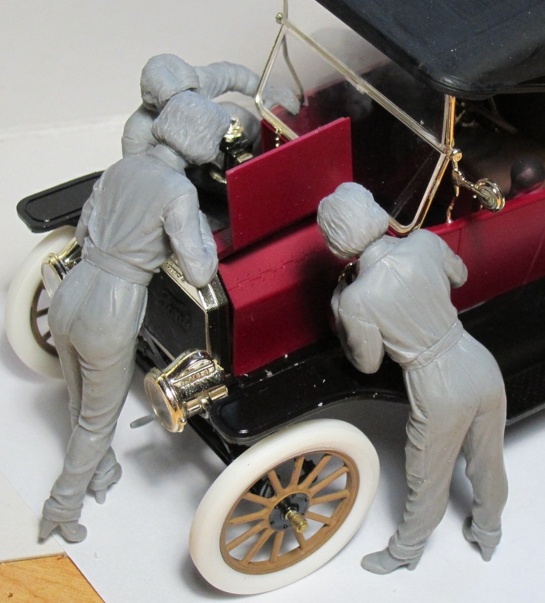 ICM 24009 Mécaniciens américains (années 1910) (3 figurines) (1/24) – image 2