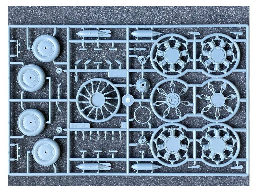 Infinity Models INF3205 Aichi D3A1 Val 1/32 – imagen 11