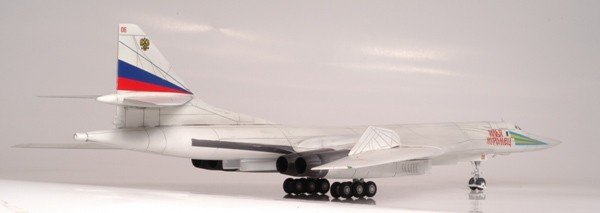 Zvezda 7002 Bombardier stratégique supersonique russe Tu-160 (1/144) – Bild 3