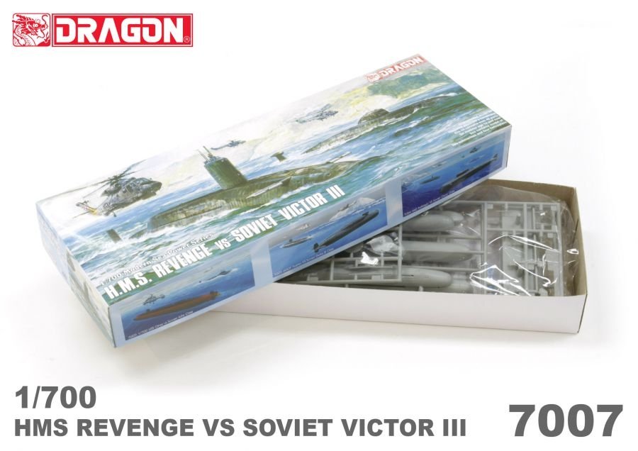 Dragon 7007 HMS Revenge contre Victor III soviétique 1/700
