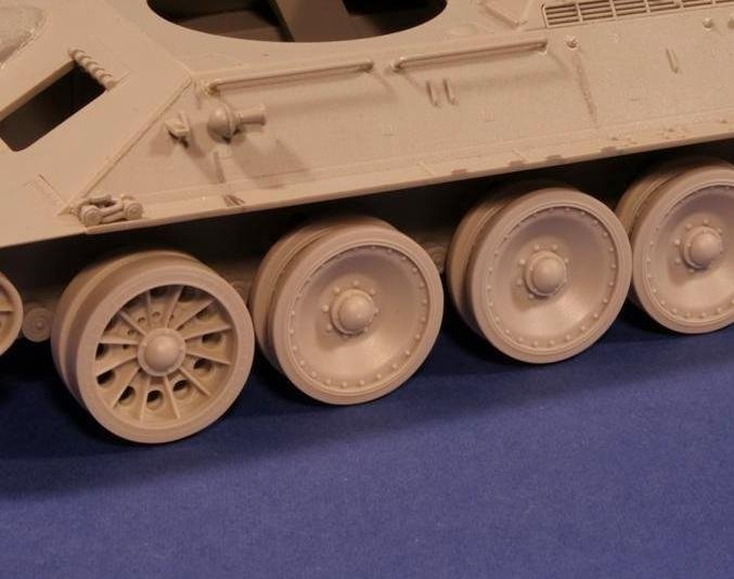 Panzer Art RE35-169 T-34 avec roues de route « Panther » capturées (183 et 174 Zavod) 1/35  – immagine 2