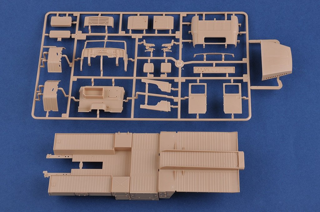 Hobby Boss 85511 Tracteur russe KrAZ-260B avec TEL S-300PMU 5P85TE 1/35 – image 11